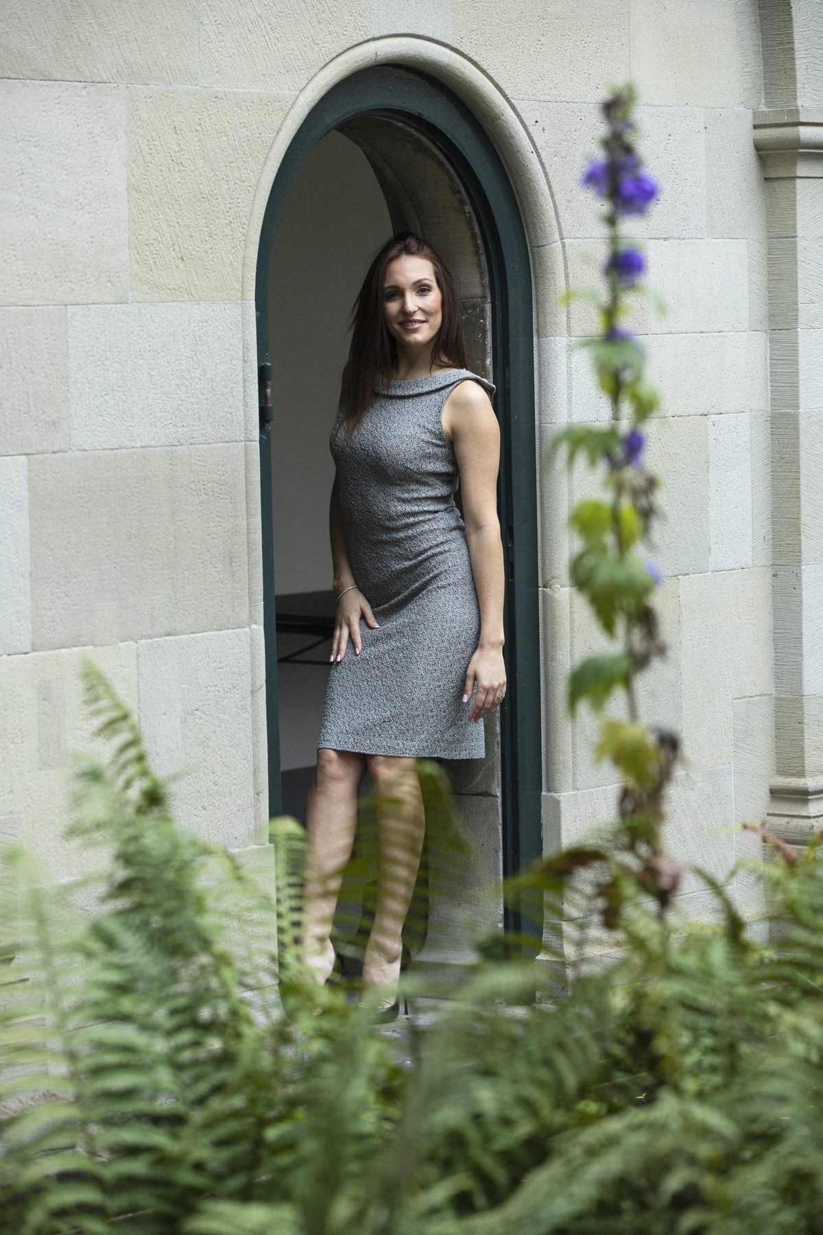Anlasskleid in Oliv als Etuiform, nach Mass gefertigt im Atelier Zürich