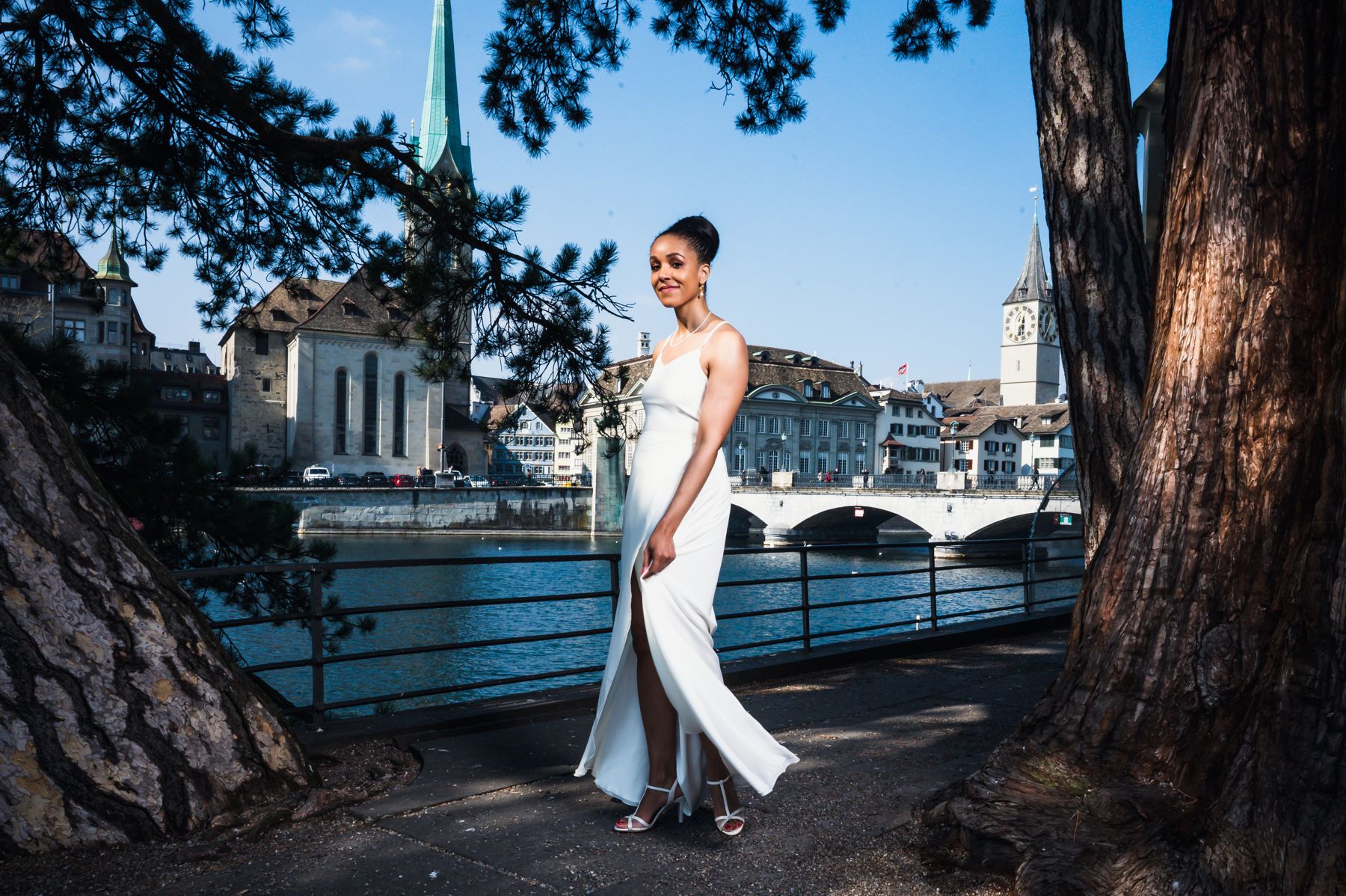 Langes Hochzeitskleid mit klarer Linie an der Limmat in Zürich