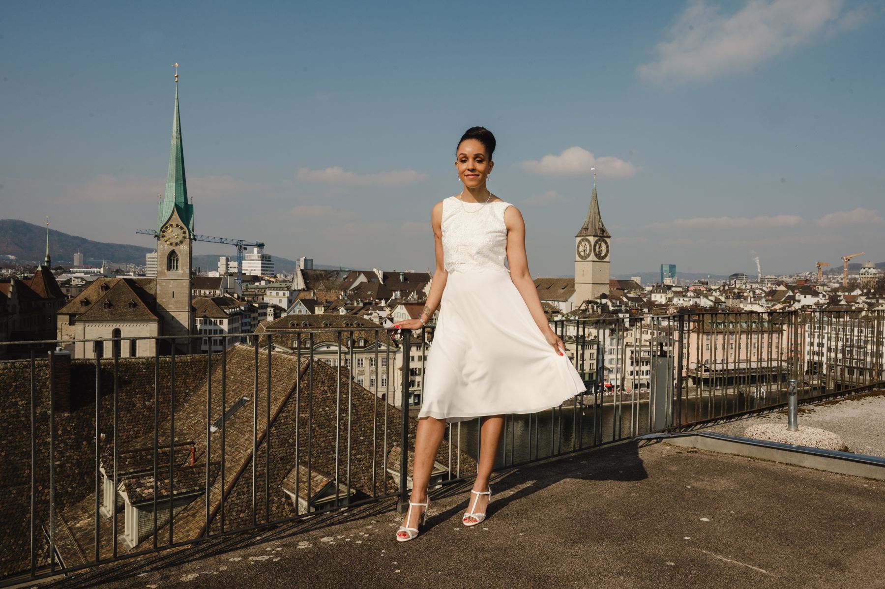 Kurzes Hochzeitskleid nach Mass auf einer Dachterrasse über Zürich