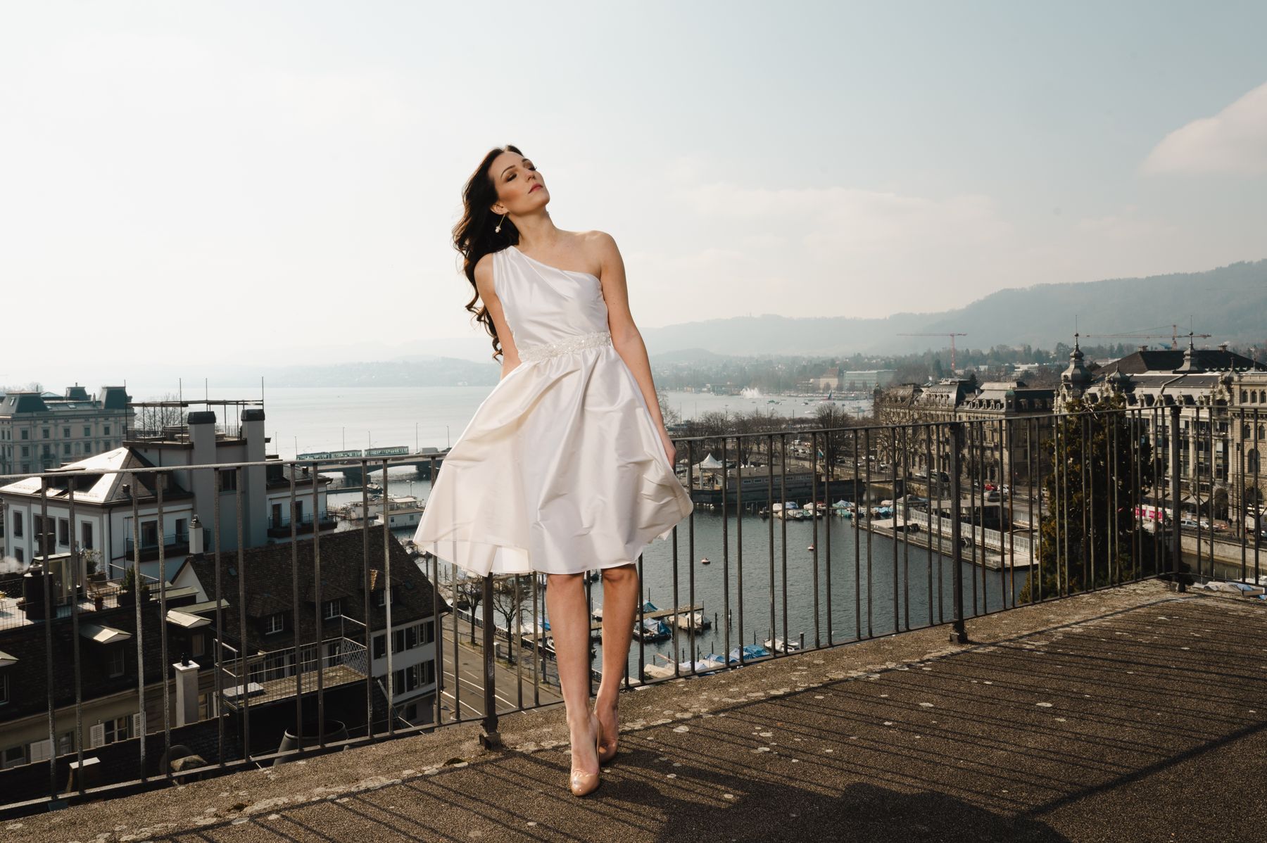 Schlichtes Hochzeitskleid aus Seide vor der Skyline von Zürich