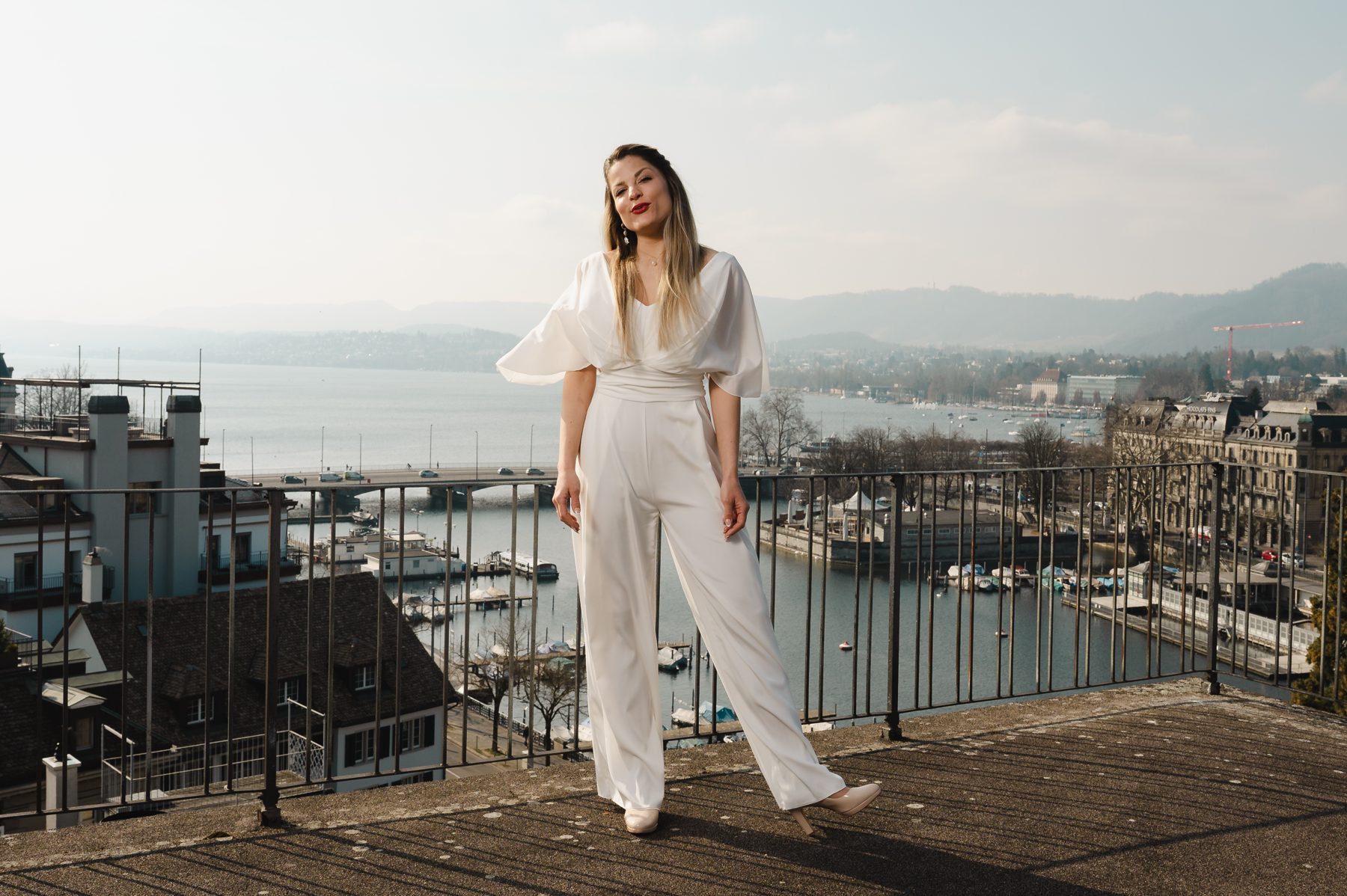 Weiter Jumpsuit nach Mass für die Ziviltrauung, Dachterrasse Zürich